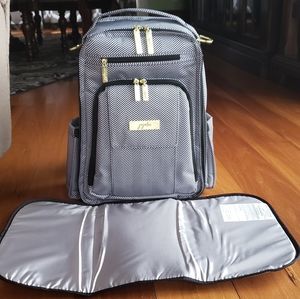 Juju be "Be Right Back - Queen of the Nile"